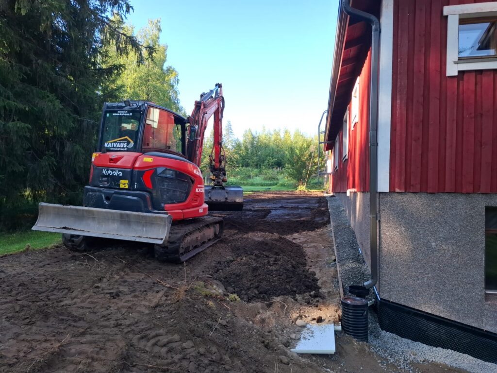 Salaojaurakointi käynnissä.