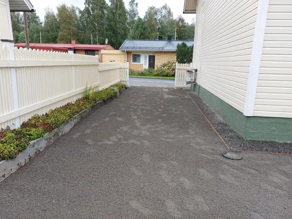 Salaojaremontti Lahti. Remontin jälkeen siistitty kulkuväylä
